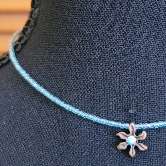 NWOT Beaded Floral Choker (NY&CO) - Picture 3 of 8